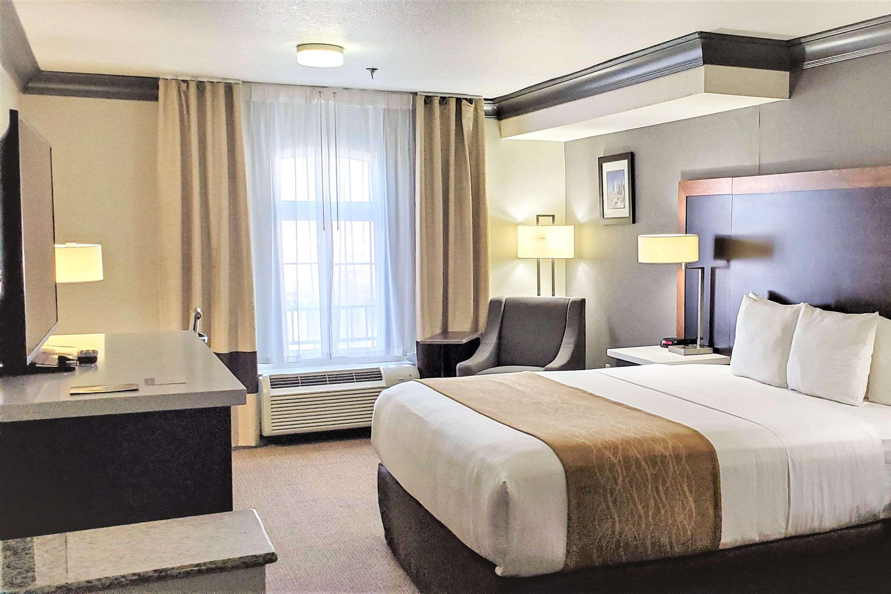 Comfort Inn & Suites Near Universal - N Hollywood - Burbank Лос-Анджелес Экстерьер фото