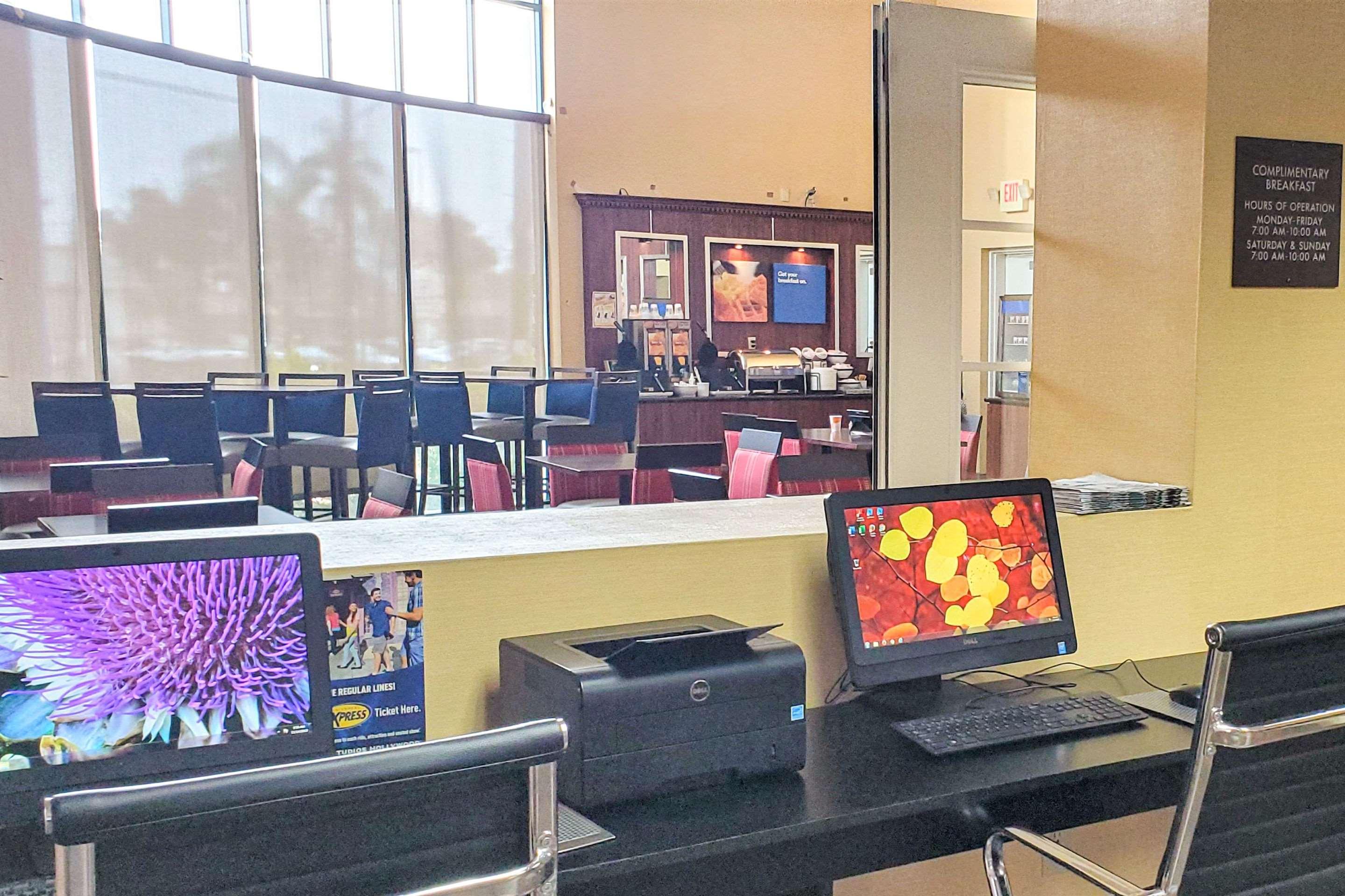Comfort Inn & Suites Near Universal - N Hollywood - Burbank Лос-Анджелес Экстерьер фото