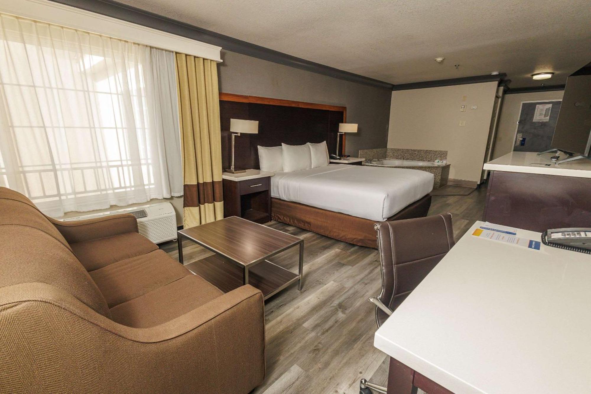 Comfort Inn & Suites Near Universal - N Hollywood - Burbank Лос-Анджелес Экстерьер фото
