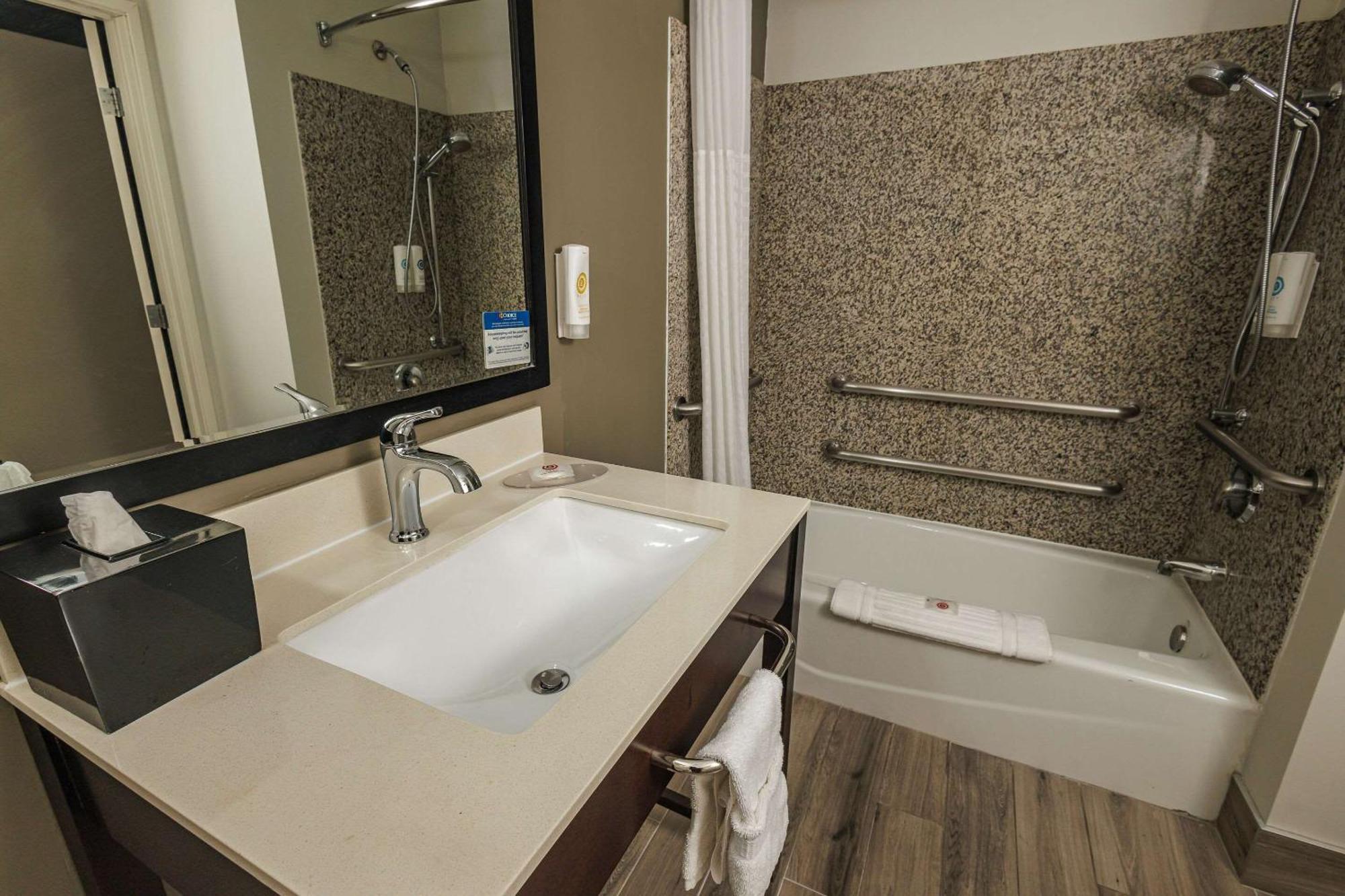 Comfort Inn & Suites Near Universal - N Hollywood - Burbank Лос-Анджелес Экстерьер фото