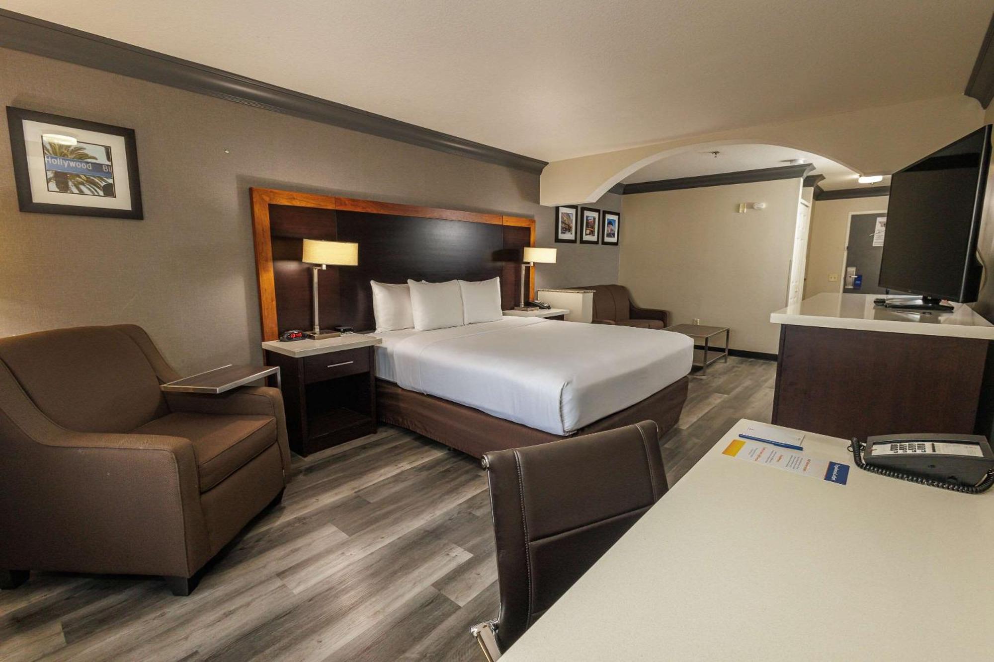 Comfort Inn & Suites Near Universal - N Hollywood - Burbank Лос-Анджелес Экстерьер фото