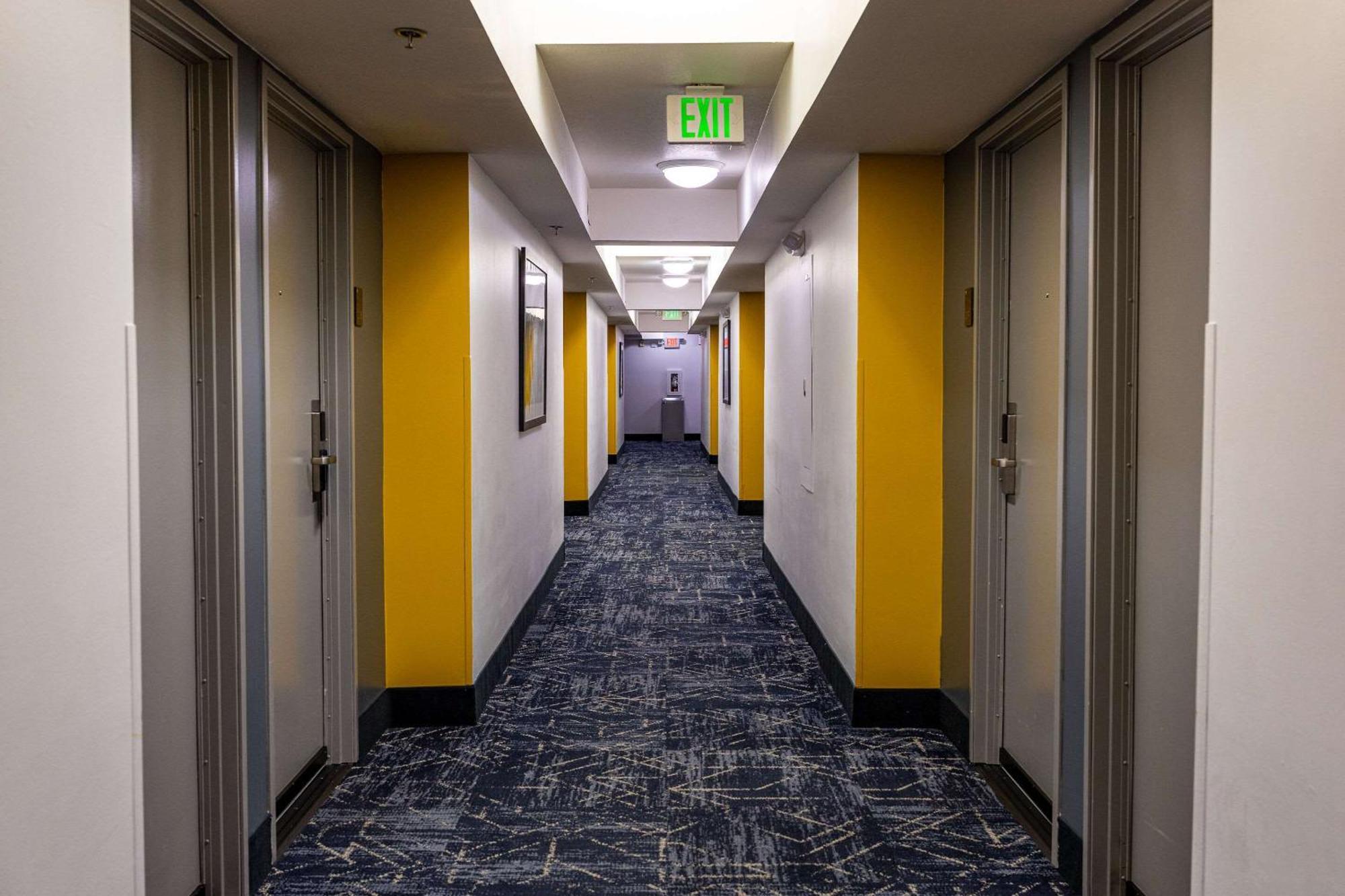 Comfort Inn & Suites Near Universal - N Hollywood - Burbank Лос-Анджелес Экстерьер фото