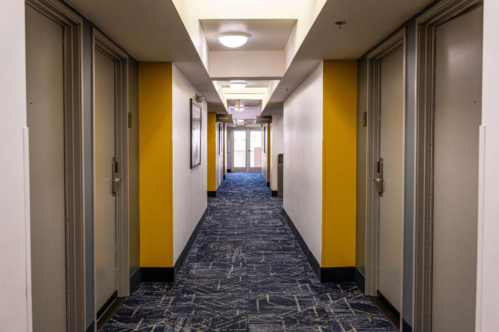 Comfort Inn & Suites Near Universal - N Hollywood - Burbank Лос-Анджелес Экстерьер фото